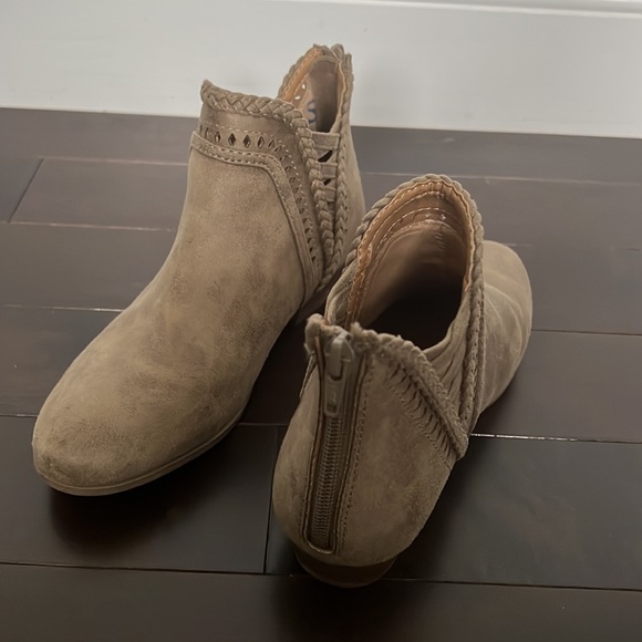 SO memory foam tan zip up back booties 1” heel Girls sz 4 - Picture 5 of 7